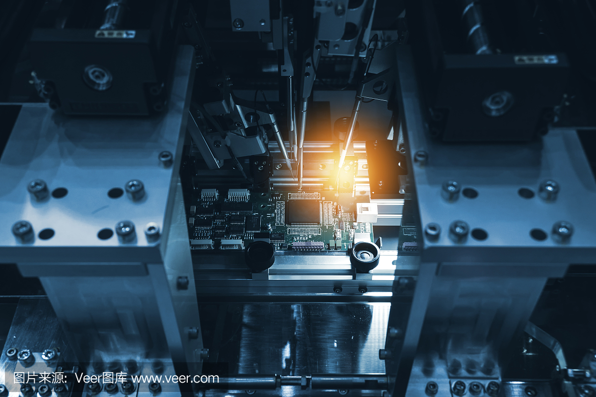 選擇性聚焦于PCB電路板。智能工廠中用于生產(chǎn)計(jì)算機(jī)部件的計(jì)算機(jī)電路板的機(jī)械工業(yè)裝配自動(dòng)化。藍(lán)色調(diào)與閃光。
